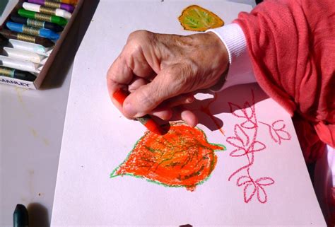Persona mayor dibujando o pintando con concentración