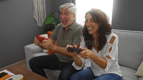 Fotografía de una pareja de edad media disfrutando de un momento íntimo y tierno.