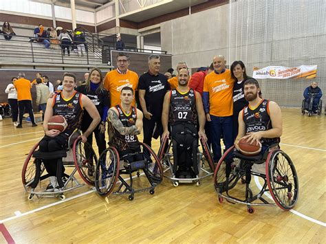 Deportistas con y sin discapacidad compartiendo un campo de juego