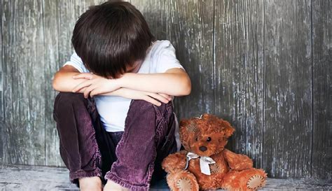 Ilustración: Impacto psicológico del abandono en la infancia