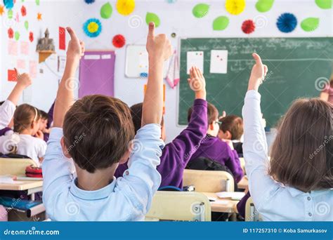 Imagen de estudiantes participando activamente en un aula
