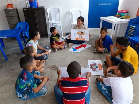 Fotografía de voluntarios interactuando con niños en un hogar