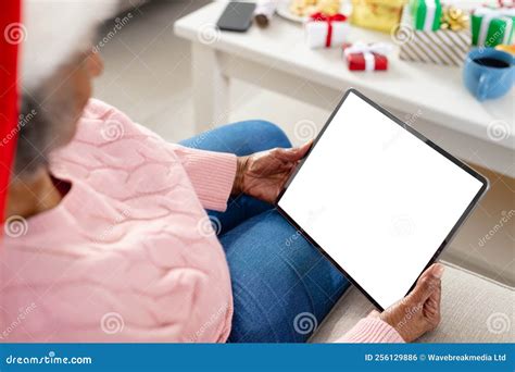 Foto original del meme de la anciana con tableta
