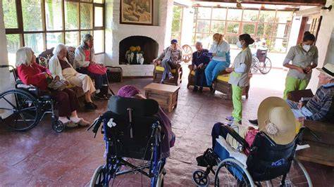 Residencia especializada para ancianos con Alzheimer y actividades terapéuticas