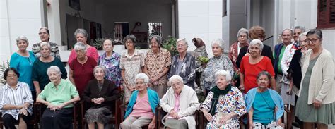 Foto de grupo de abuelas indígenas en una reunión
