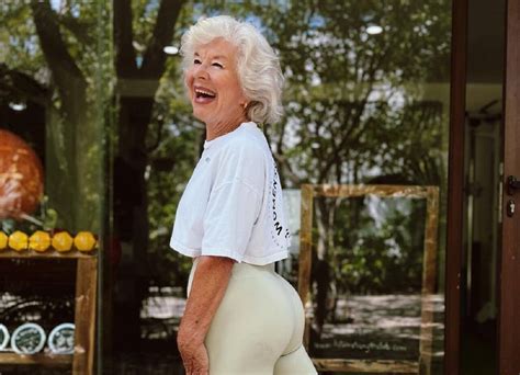 Joan MacDonald mostrando su transformación física