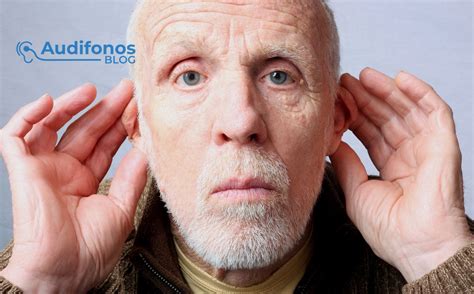 Foto de actor senior preparándose para una audición