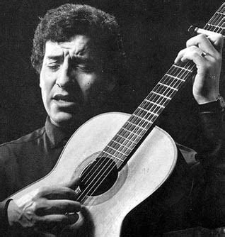 Foto de Víctor Jara tocando la guitarra