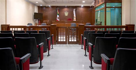 Imagen de una sala de tribunal durante un juicio penal