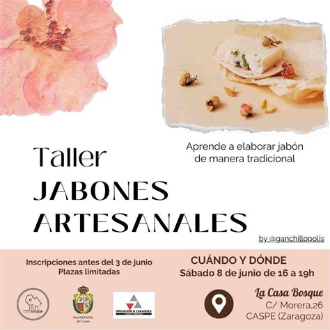 Joven mostrando jabones artesanales creados en el taller