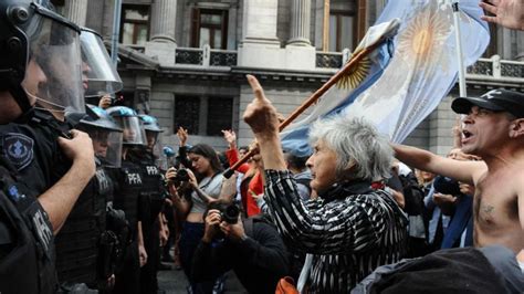 marcha de jubilados en Argentina protestando por la pérdida de poder adquisitivo