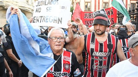 Hinchas de fútbol y jubilados marchando juntos
