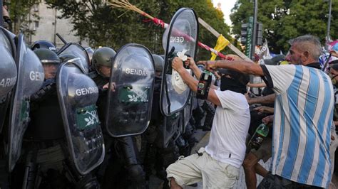 enfrentamientos entre manifestantes y policía en Argentina