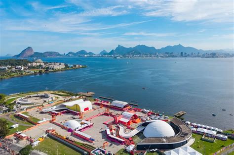 Foto aérea del Centro Niemeyer en Avilés o del Caminho Niemeyer en Niterói destacando su integración urbana
