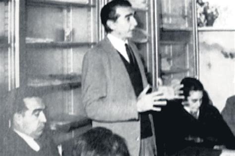 Trabajadora social del Isauro Arancibia interactuando con los niños