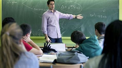 Profesores de matemáticas de diferentes especializaciones dando clases