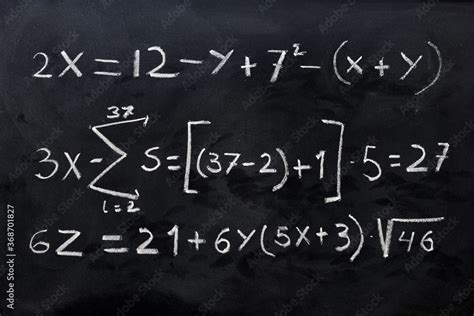 Estudiante realizando ejercicios de matemáticas para la PAES