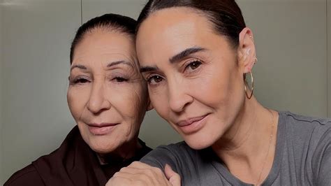Fotografía de Isabel Araya con su madre en su cocina