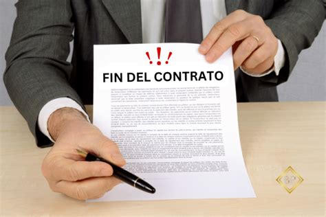 Ilustración conceptual de un trabajador decidiendo terminar su contrato laboral debido a un incumplimiento del empleador.