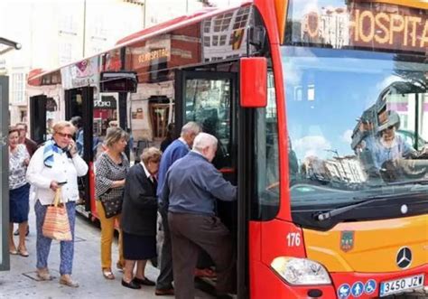 Autobús con personas mayores subiendo