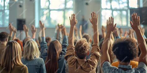 Manos levantadas en adoración en un contexto de iglesia, con personas cantando