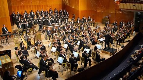 Foto de una orquesta o coro durante un concierto de alabanza