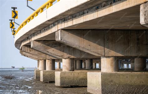 Puente de hormigón armado dañado por sismo