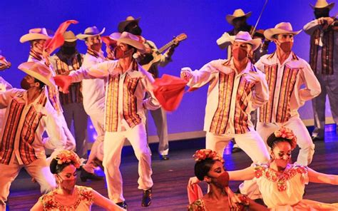 Representación artística de diversas formas de alabanza: música, danza, canto, levantamiento de manos.