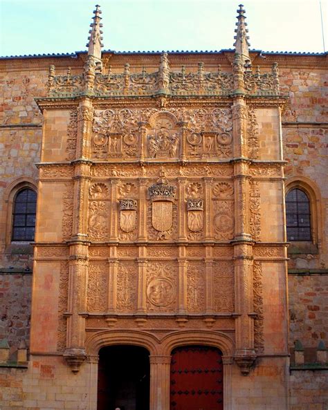 Fotografía de la fachada de las nuevas dependencias de la asociación, destacando su arquitectura y entorno.