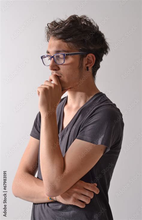 Esquema visual de una persona reflexionando sobre su autoconocimiento