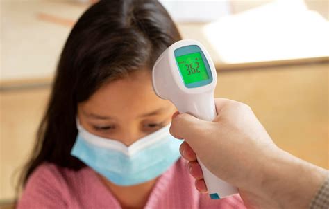 Infografía sobre cómo medir correctamente la temperatura y cuándo acudir al médico según los rangos de fiebre.