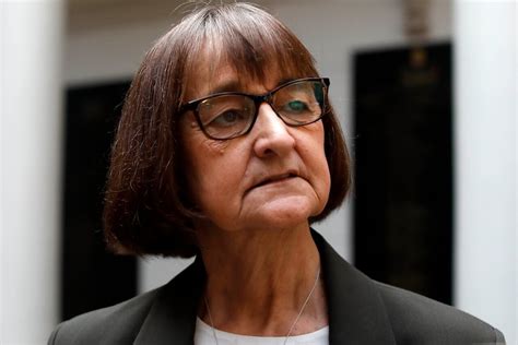 Foto grupal de la Rectora Rosa Devés, el vicerrector Sergio Olavarrieta y los homenajeados de la Universidad de Chile con sus diplomas y medallas.