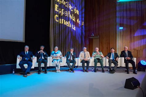 Fotografía de la entrega de las Medallas de Honor de la Universidad de Málaga a los profesores y el ex decano.
