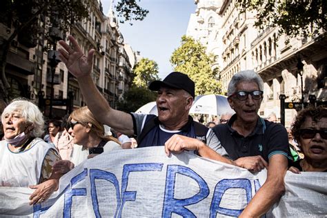 Foto de jubilados manifestándose pacíficamente frente al Congreso argentino