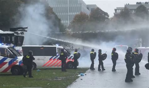 Imágenes de la policía utilizando cañones de agua para dispersar manifestantes