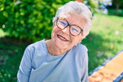 Foto de una anciana con heridas faciales