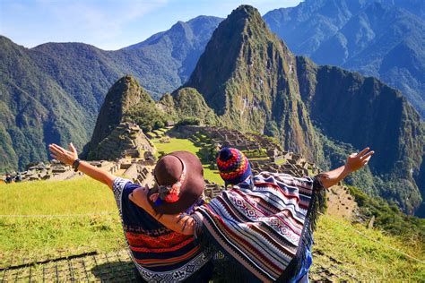 Turista caminando con precaución en Machu Picchu en época de lluvias con calzado adecuado