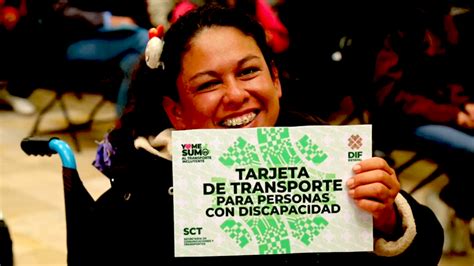 Foto: jubilados de San Luis recibiendo tarjetas de transporte gratuito