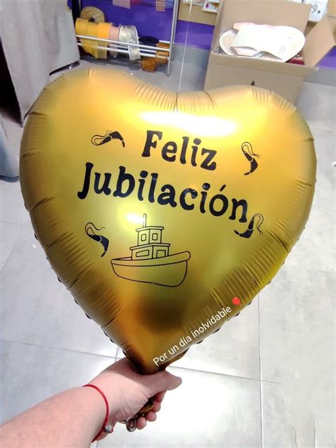 Foto temática de una profesora jubilada haciendo manualidades o piñatas para complementar sus ingresos
