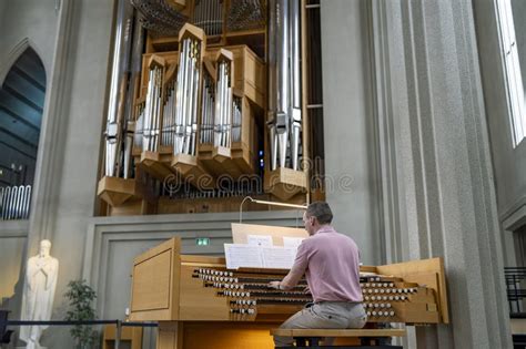 Anciana organista tocando 