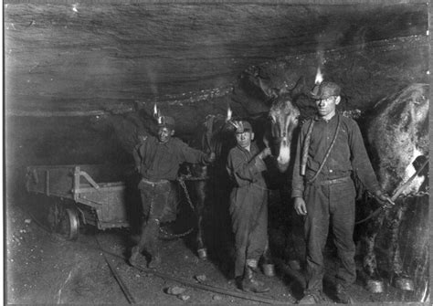 Fotos históricas de mineros chilenos en la Cuenca del Carbón trabajando y en momentos de asamblea
