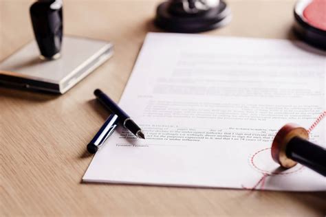 Representación visual de documentos legales y sellos judiciales