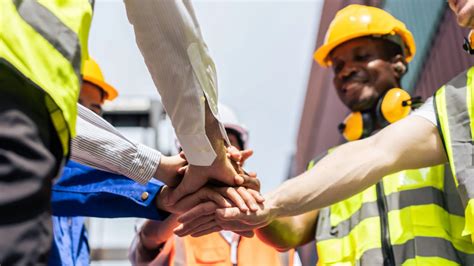 Imagen de adultos mayores en un entorno laboral seguro y colaborativo