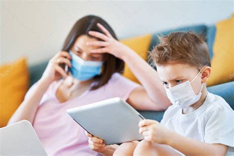 Fotografía temática: Familia cuidando a un niño en casa durante la pandemia