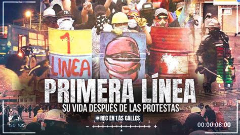 Jóvenes manifestantes en primera línea con escudos caseros y mascarillas, enfrentando a la policía