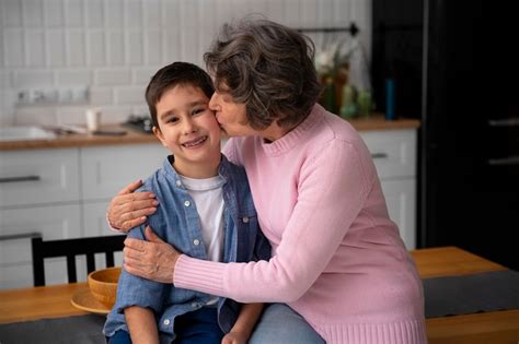 Fotografía de una abuela cuidando a su nieto.