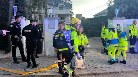 Fotografía de autoridades visitando una residencia afectada por incendio