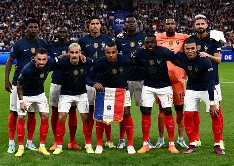 Foto del equipo 'Mamies Foot' de Francia en un estadio, con jugadoras mayores sonriendo.