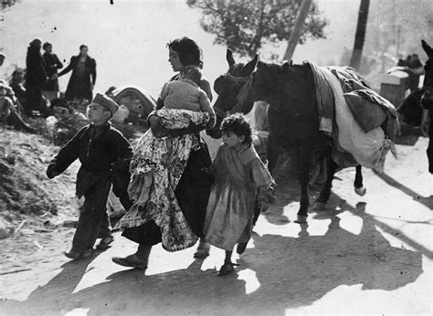 Foto histórica de los refugiados españoles llegando en el Winnipeg