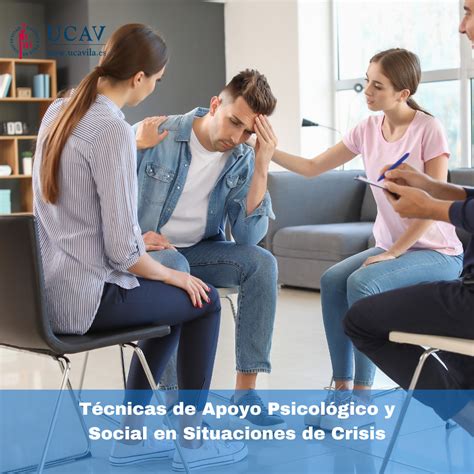 Foto temática de un profesional de apoyo psicosocial interactuando con niños o adolescentes en un entorno de apoyo